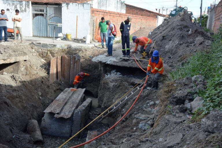 BAIRRO-PANORAMA-SERVICOS-DE-DRENAGEM-PREFEITO-E-EQUIPE-DA-SOMA-FOTO-03-POR-CAU-PRETTO-Copia