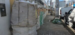 Bag-sacolas-plasticas-material-reciclavel-Rua-Barao-de-Cotejipe-Foto-Paulo-Jose-Acorda-Cidade-00