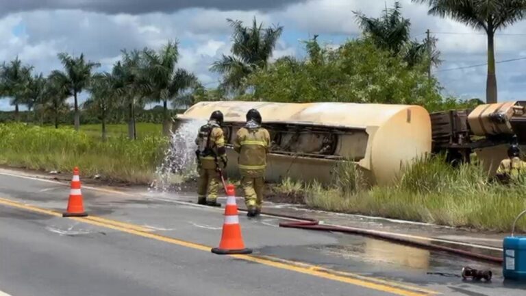 Caminhao-tomba-Foto-Gustavo-Moreira-Radar-News
