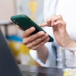 Celular-smartphone-whatsapp-foto-freepik