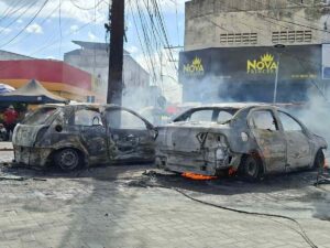Dois-carros-incendiados-apos-fogo-em-poste-Foto-Kaio-Vinicius-Acorda-Cidade