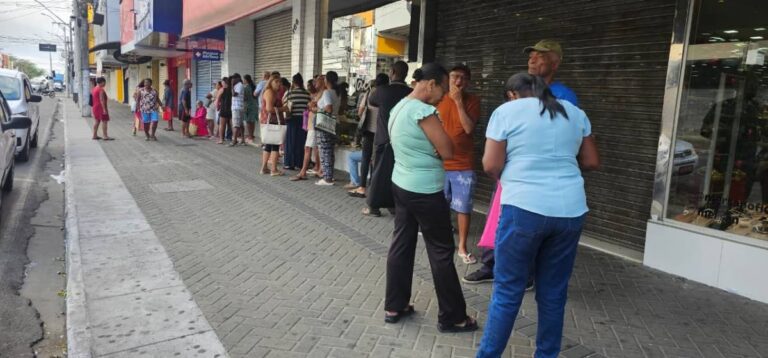 Fila-para-retirada-de-medicamentos-Foto-Paulo-Jose-Acorda-Cidade-4