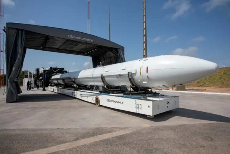 Foguete-HANBIT-Nano-da-start-up-espacial-Innospace-posicionado-na-plataforma-do-Centro-de-Lancamento-de-Alcantara-Sgt-Vanessa-Sonaly-Divulgacao-1