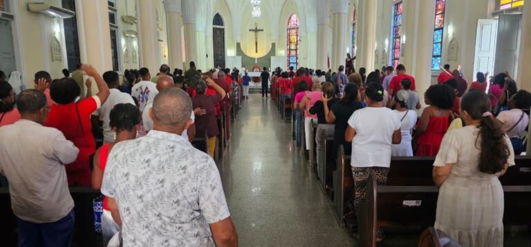 Missa-celebrada-pelo-padre-Julio-Cesar-Santa-Barbara-Paulo-Jose-Acorda-Cidadejpg-