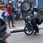 Motoqueiros-descumprem-normas-durante-competicao-de-grau-em-torno-da-Fonte-Nova-e-sao-notificados-pela-Transalvador-Foto-Reproducao