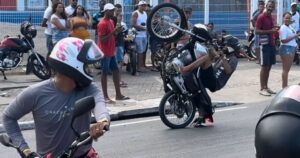 Motoqueiros-descumprem-normas-durante-competicao-de-grau-em-torno-da-Fonte-Nova-e-sao-notificados-pela-Transalvador-Foto-Reproducao