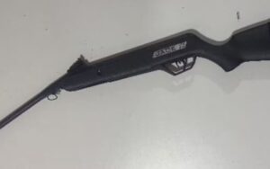 Pai-atira-em-filho-acidentalmente-com-espingarda-Foto-Policia-Militar