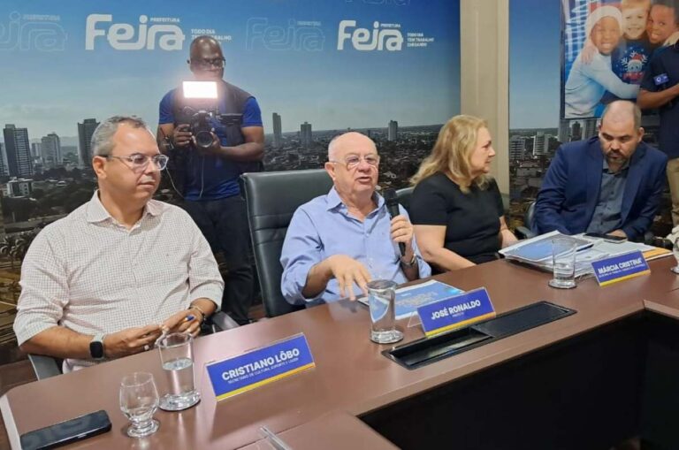 Prefeito-Jose-Ronaldo-em-coletiva-Foto-Ney-Silva-Acorda-Cidade-031225