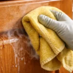 Um-truque-com-agua-quente-solta-gordura-endurecida-dos-armarios-antigos-1280x720-1