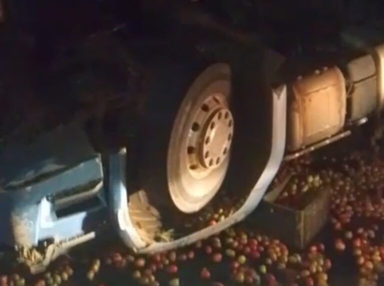 carreta-tomates-tomba-jacobina-foto-reproducao