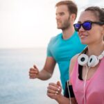 fotos-de-jovens-em-forma-correndo-a-beira-mar