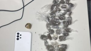 homem-preso-por-suspeita-de-trafico-de-drogas-no-bairro-asa-branca-em-feira-de-santana-foto-reproducao-pmba