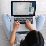 mulher-olhando-o-calendario