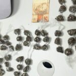 prisao-suspeito-homicidio-trafico-de-drogas-bairro-santo-antonio-dos-prazeres-foto-policia-militar