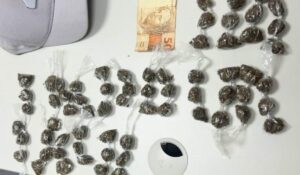 prisao-suspeito-homicidio-trafico-de-drogas-bairro-santo-antonio-dos-prazeres-foto-policia-militar