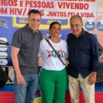 sergio-carneiro-com-josefa-farias-associacao-pessoais-com-hiv-aids-foto-divulgacao