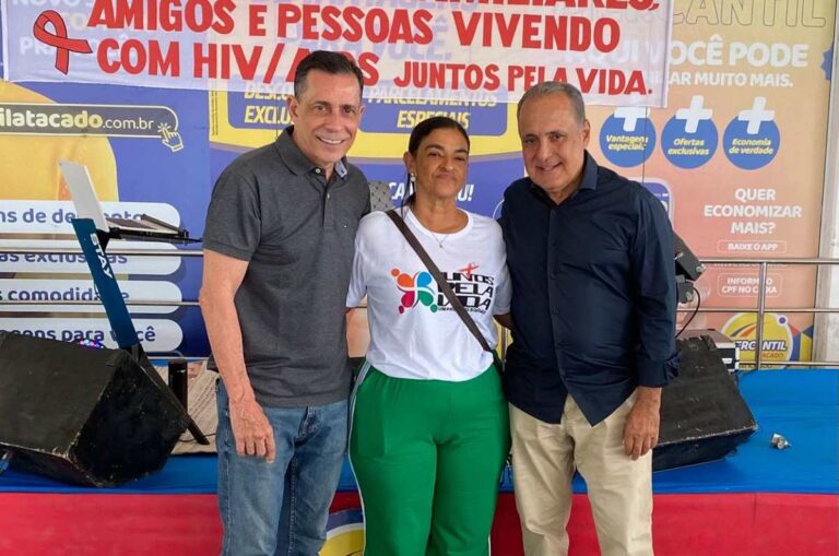 sergio-carneiro-com-josefa-farias-associacao-pessoais-com-hiv-aids-foto-divulgacao