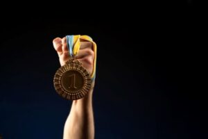 vencedor-medalha-vitorioso-vencer-podio-foto-freepik