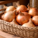 4-formas-erradas-de-guardar-cebola-que-aceleram-o-apodrecimento-no-armario-1280x720-1
