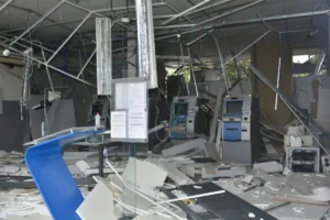 Agencia-caixa-e-destruida-