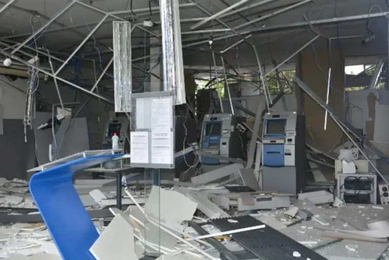 Agencia-caixa-e-destruida-