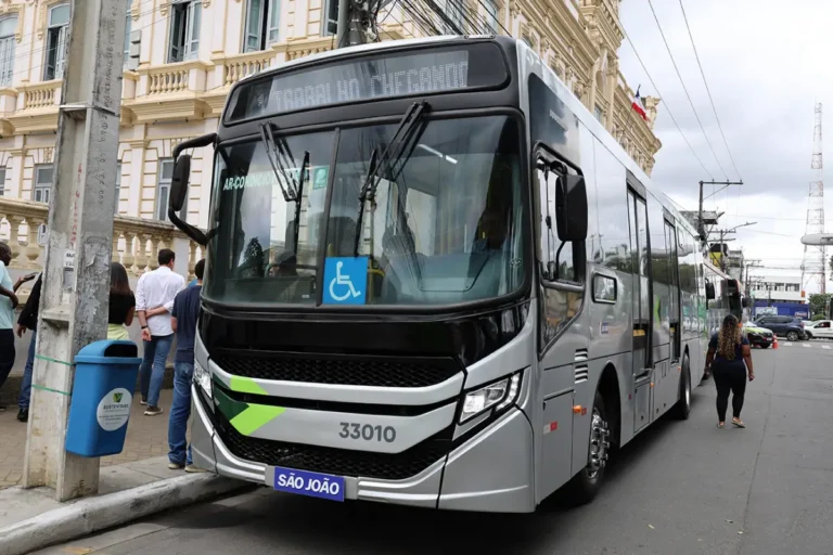 Apresentacao-de-novos-onibus-Foto-ACM-91-3