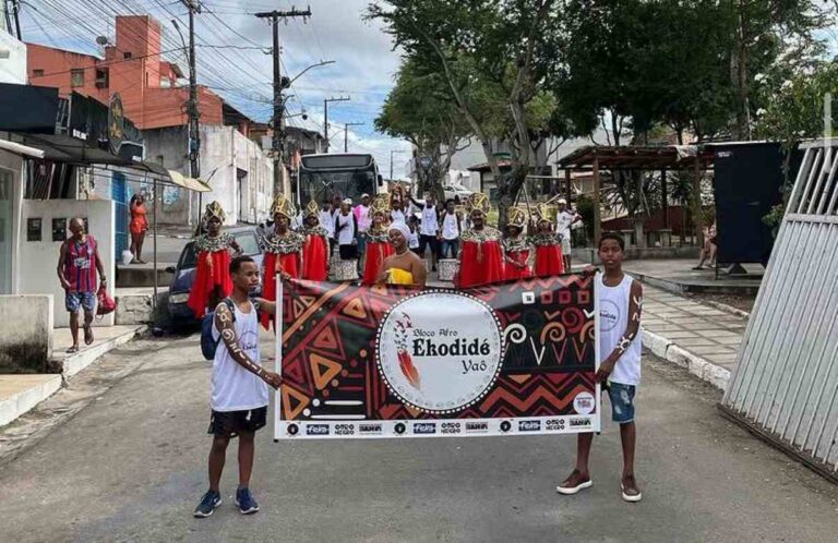 Banda-Afro-Ekodide-A-Forca-da-Resistencia-e-do-Renascimento-Cultural-na-Rua-Nova-Foto-Reproducao