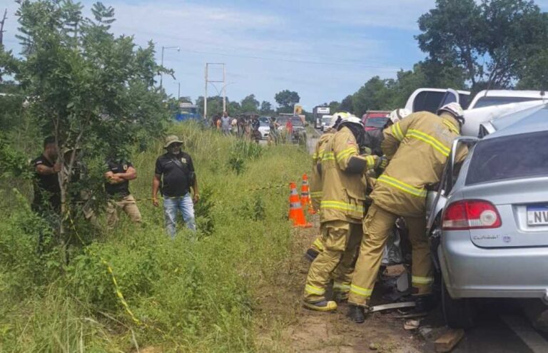 Bombeiros-retiram-corpo-preso-em-ferragens-em-Santa-Maria-da-Vitoria-Foto-20-BBM