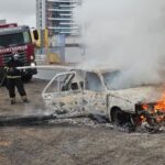 Carro-de-idoso-pega-fogo-na-Avenida-Eduardo-Froes-da-Mota-em-Feira-de-santana-foto-paulo-jose-Acorda-Cidade-02