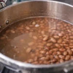 Cozinhar-feijao-com-agua-errada-prejudica-o-sabor-e-o-ponto-dos-graos-Saiba-qual-a-medida-certa-para-um-caldo-encorpado-e-aromatico-1280x720-1