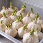 Guardar-alho-na-geladeira-parece-seguro-mas-causa-um-problema-comum-na-cozinha-1280x720-1