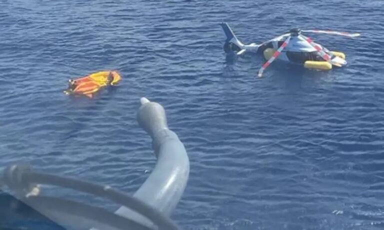 Helicoptero-faz-pouso-forcado-no-mar-no-Rio-de-Janeiro-Foto-Marinha-do-Brasil-Divulgacao