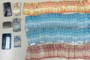 Homem-e-preso-com-mais-de-R-6-mil-em-cedulas-falsas-no-reveillon-em-Tanque-Novo-Foto-WhatsApp-Achei-Sudoeste