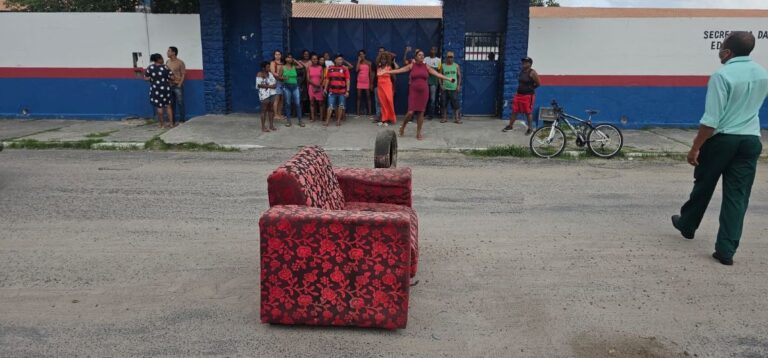 Manifestacao-protesto-contra-municipalizacao-de-colegio-estadual-no-bairro-baraunas-em-Feira-de-Santana-Foto-Paulo-Jose-Acorda-Cidade-01