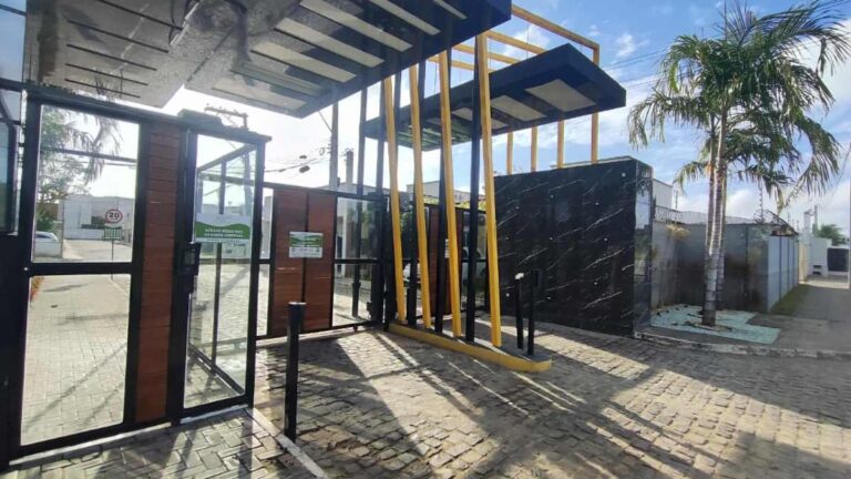 Moradores-de-condominio-na-Travessa-Chacara-Mirineu-reclamam-de-quedas-de-energia-Foto-Ed-Santos-Acorda-Cidade-3