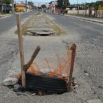 Moradores-do-Feira-VII-reclamam-de-buraco-na-Avenida-1-Foto-Paulo-Jose-Acorda-Cidade-10