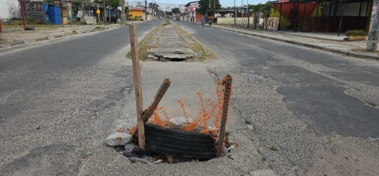 Moradores-do-Feira-VII-reclamam-de-buraco-na-Avenida-1-Foto-Paulo-Jose-Acorda-Cidade-10