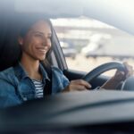 Motorista-em-carro-Foto-Freepik