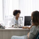 Mulher-em-atendimento-medico-Foto-Freepik