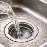 O-detalhe-na-limpeza-do-ralo-da-cozinha-que-evita-retorno-de-cheiro-forte-1280x720-1