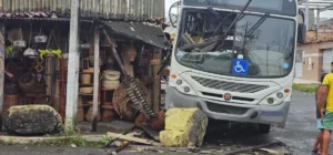 Onibus-desgovernado-ft-paulo-jose-acorda-cidade-