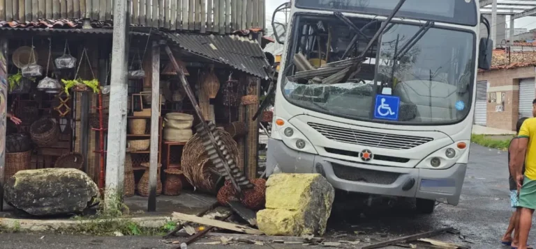 Onibus-desgovernado-ft-paulo-jose-acorda-cidade-