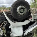 Pai-e-filho-morrem-em-capotamento-de-caminhao-na-BA-130-na-Bacia-do-Jacuipe-Foto-Augusto-Urgente