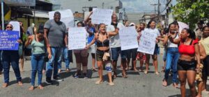 Pais-protestam-contra-fechamento-do-Colegio-Estadual-Imaculada-Conceicao-Foto-Paulo-Jose-Acorda-Cidade-16-1