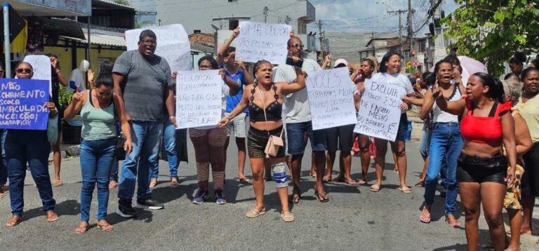 Pais-protestam-contra-fechamento-do-Colegio-Estadual-Imaculada-Conceicao-Foto-Paulo-Jose-Acorda-Cidade-16-1
