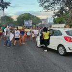 Protesto-pais-bloqueiam-avenida-em-Feira-de-Santana-contra-fechamento-da-Escola-Eduardo-Froes-da-Mota-ft-paulo-jose-acoorda-cidade-3