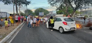 Protesto-pais-bloqueiam-avenida-em-Feira-de-Santana-contra-fechamento-da-Escola-Eduardo-Froes-da-Mota-ft-paulo-jose-acoorda-cidade-3