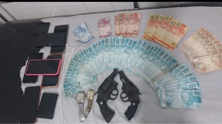 Suspeitos-de-assalto-a-comercio-sao-presos-com-armas-celulares-e-dinheiro-