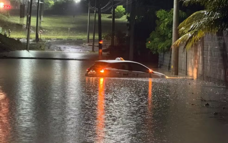 alagamento-chuva-forte-temporal-carro-submerso-Itaberaba-foto-Corpo-de-Bombeiros
