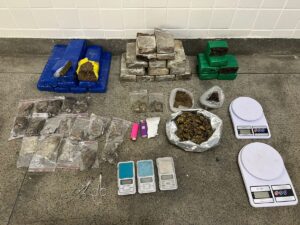 apreensao-de-drogas-com-mulher-no-conjunto-Feira-X-em-Feira-de-Santana-foto-reproducao-